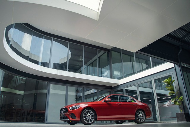 Mẫu xe sedan hạng sang Mercedes-Benz E 300 AMG giảm giá hơn 320 triệu đồng.  Thế giới xe tuần qua: Ô tô nhập khẩu lao dốc, loạt xe giảm giá mạnh, VinFast có đại lý ở Trung Đông