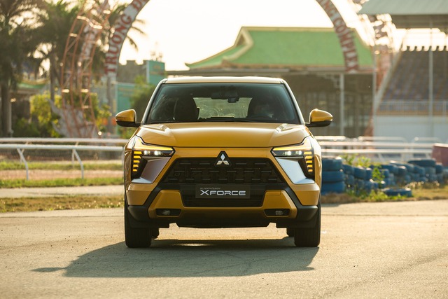 Mitsubishi Xforce chính thức ra mắt thị trường Việt Nam lần đầu tiên vào giữa tháng 1/2024 với 3 phiên bản cùng mức giá bán lẻ 620 – 699 triệu đồng.  Thế giới xe tuần qua: Ô tô nhập khẩu lao dốc, loạt xe giảm giá mạnh, VinFast có đại lý ở Trung Đông