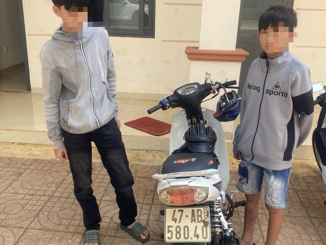 Xử phạt hai thiếu niên ở tỉnh Đắk Lắk đi xe máy không đội mũ bảo hiểm, vượt đèn đỏ- Ảnh 2.