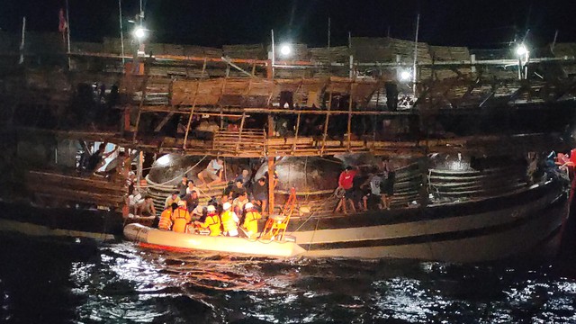 Ngư dân trôi dạt 28 giờ trên vùng biển quần đảo Hoàng Sa được đưa về đất liền- Ảnh 1.