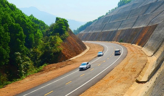 Đầu tư hơn 3 nghìn tỷ đồng mở rộng cao tốc La Sơn - Hòa Liên lên 4 làn xe- Ảnh 1.