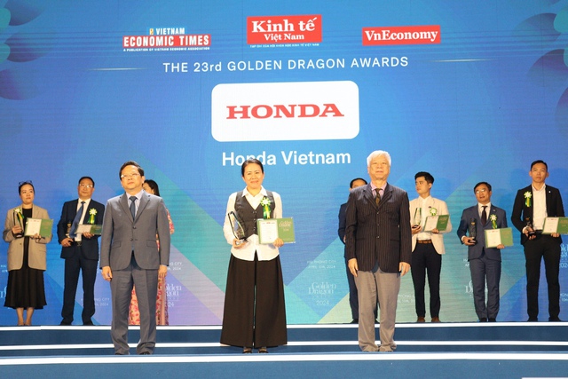 Đại diện Công ty Honda Việt Nam vinh dự nhận giải thưởng Rồng Vàng trong năm 2024.  Honda Việt Nam vinh dự nhận giải thưởng Rồng Vàng năm 2024