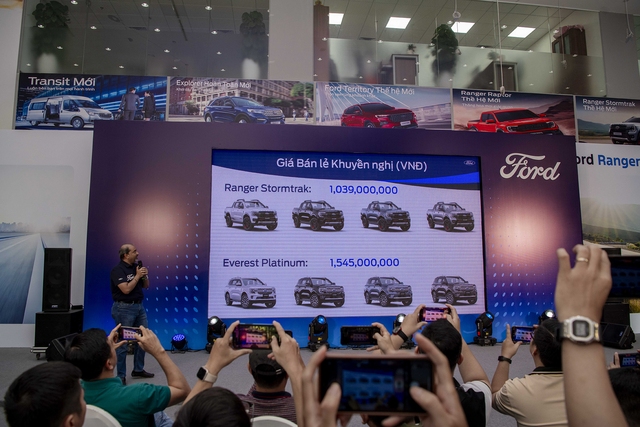 Ford Việt Nam công bố mức giá bán lẻ của Ranger Stormtrak và Everest Platinum.
