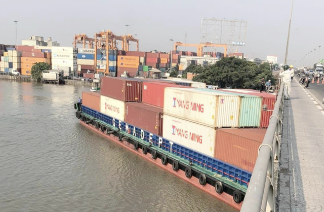 Tàu chở container 4.600 tấn đứt neo, mắc kẹt dưới gầm cầu Đồng Nai- Ảnh 1.