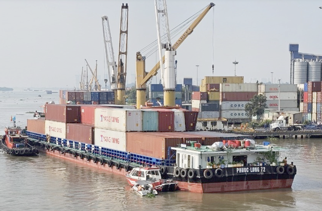 Tàu chở container 4.600 tấn đứt neo, mắc kẹt dưới gầm cầu Đồng Nai- Ảnh 2.