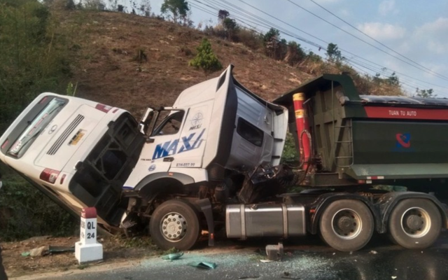 TNGT giữa xe khách và xe tải trên QL24 qua tỉnh Kon Tum khiến 1 người tử vong, 24 người bị thương- Ảnh 1.