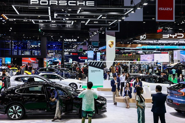 Triển lãm BMIS 2024 ghi nhận lượng đơn đặt hàng mua ô tô, xe máy kỷ lục - Ảnh: Reuters.