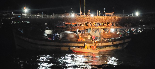 Vượt sóng trong đêm, cứu ngư dân gặp nạn tại khu vực vùng biển quần đảo Hoàng Sa- Ảnh 2.