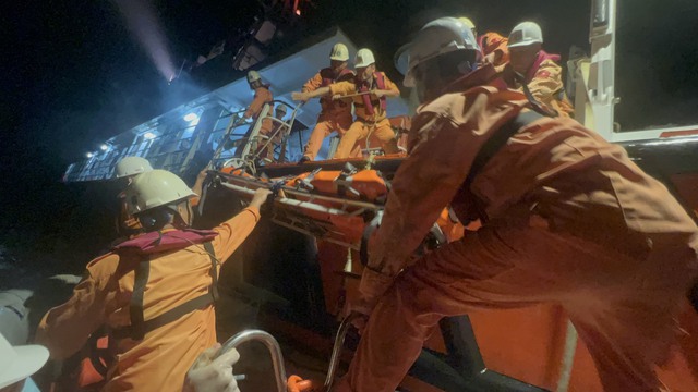Cứu nạn thuyền viên bị tai nạn trên tàu nước ngoài tại vùng biển Việt Nam - Ảnh 3.