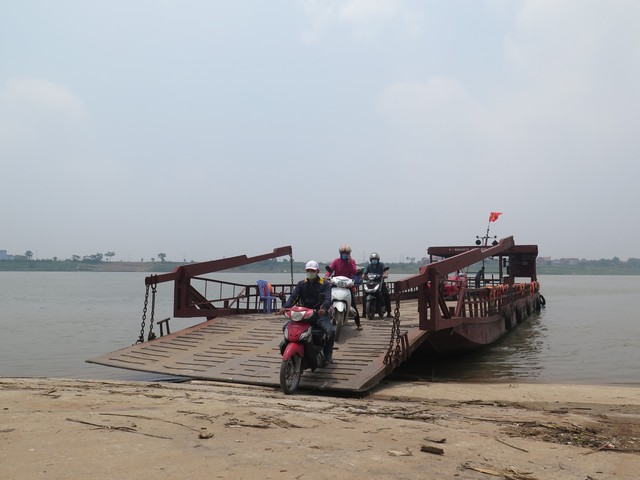 Mở thêm hai bến phà chở khách ngang sông Đào và Ninh Cơ- Ảnh 1.