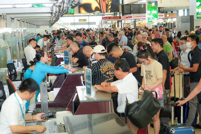 Sân bay Nội Bài dự kiến đón hơn 400 nghìn lượt khách kỳ nghỉ lễ 30/4 – 1/5- Ảnh 1.