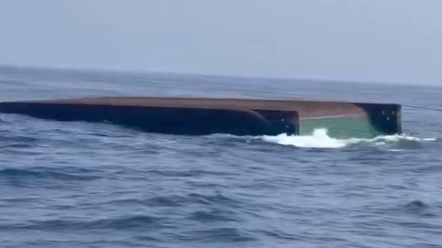 Chìm sà lan ở biển Quảng Ngãi, 3 người chết: Đang tìm kiếm 2 thuyền viên mất tích- Ảnh 1.