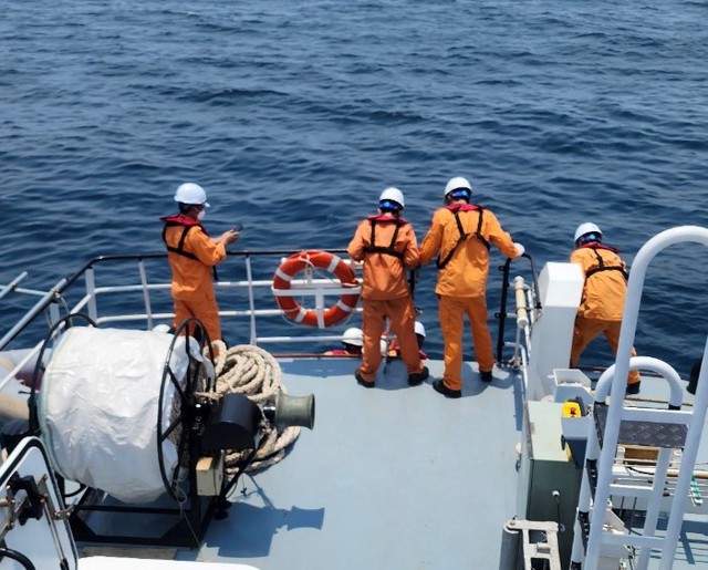 Chìm sà lan ở biển Quảng Ngãi, 3 người chết: Đang tìm kiếm 2 thuyền viên mất tích- Ảnh 4.