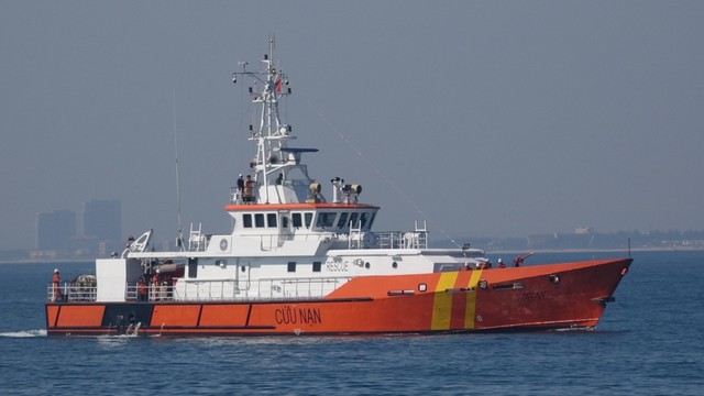Chìm sà lan ở biển Quảng Ngãi, 3 người chết: Đang tìm kiếm 2 thuyền viên mất tích- Ảnh 2.