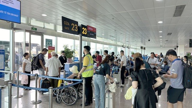 Sân bay Tân Sơn Nhất dự kiến đón 125.000 khách/ngày cao điểm lễ 30/4 và 1/5- Ảnh 2.