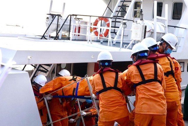 Bàn giao thi thể 4 thuyền viên tử vong trong vụ chìm sà lan ở biển Quảng Ngãi- Ảnh 2.