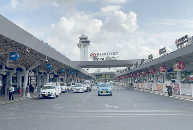 Sân bay Tân Sơn Nhất hỗ trợ hành khách dịp cao điểm lễ 30/4 và 1/5- Ảnh 9.