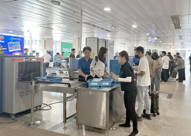 Sân bay Tân Sơn Nhất hỗ trợ hành khách dịp cao điểm lễ 30/4 và 1/5- Ảnh 2.
