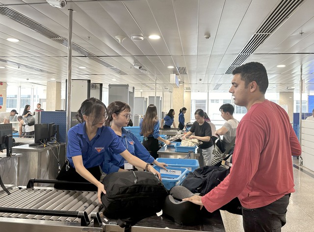 Sân bay Tân Sơn Nhất hỗ trợ hành khách dịp cao điểm lễ 30/4 và 1/5- Ảnh 4.