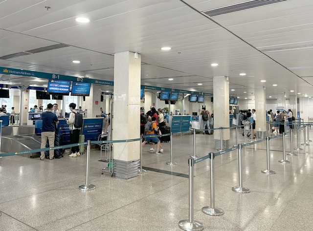 Sân bay Tân Sơn Nhất hỗ trợ hành khách dịp cao điểm lễ 30/4 và 1/5- Ảnh 6.