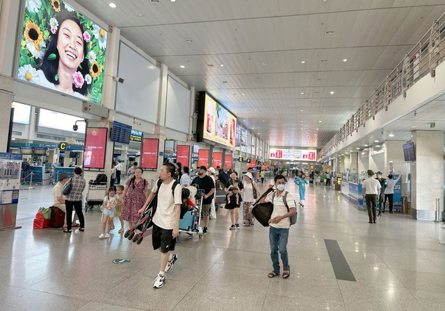 Sân bay Tân Sơn Nhất hỗ trợ hành khách dịp cao điểm lễ 30/4 và 1/5- Ảnh 5.