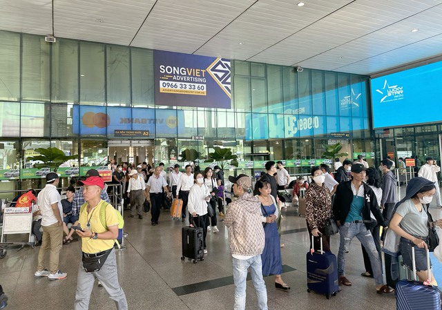 Sân bay Tân Sơn Nhất hỗ trợ hành khách dịp cao điểm lễ 30/4 và 1/5- Ảnh 8.