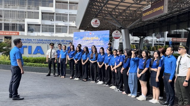 Sân bay Tân Sơn Nhất hỗ trợ hành khách dịp cao điểm lễ 30/4 và 1/5- Ảnh 1.