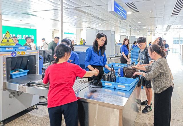 Sân bay Tân Sơn Nhất hỗ trợ hành khách dịp cao điểm lễ 30/4 và 1/5- Ảnh 3.