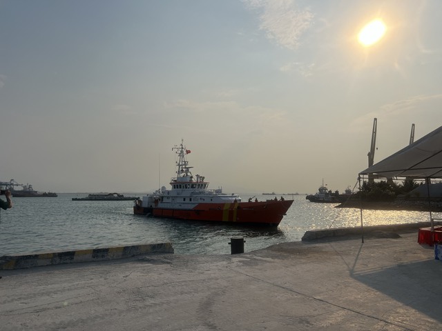 Bàn giao thi thể 4 thuyền viên tử vong trong vụ chìm sà lan ở biển Quảng Ngãi- Ảnh 1.