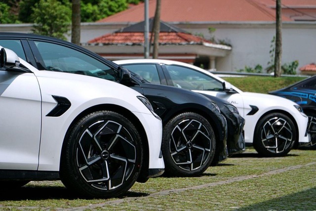 Mẫu xe sedan BYD Seal được nhập khẩu nguyên chiếc từ Trung Quốc dự kiến ra mắt thị trường Việt Nam vào tháng 5/2024.  Thế giới xe tuần qua: Nhập khẩu ô tô Trung Quốc tăng vọt, dự kiến giảm 50% trước bạ, BYD gặp loạt sự cố