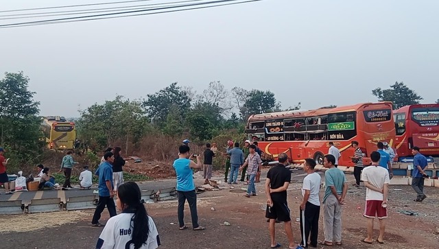 2 xe khách va chạm ở Gia Lai, 18 người thương vong- Ảnh 1.