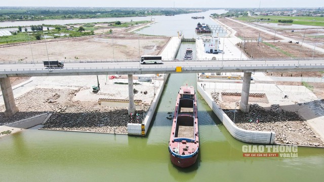 Kênh đào nối sông Đáy – Ninh Cơ tạm dừng lưu thông tàu thuyền- Ảnh 1.