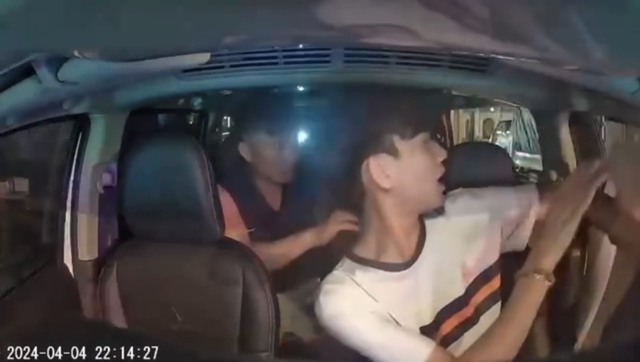 Video: Tài xế taxi ở Đắk Lắk bị hành khách có biểu hiện say xỉn hành hung- Ảnh 1.