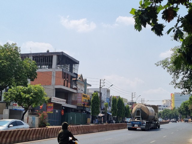 Video: Người phụ nữ đi xe máy trên đường ở Đắk Lắk bị thanh sắt từ công trình rơi trúng đầu- Ảnh 1.