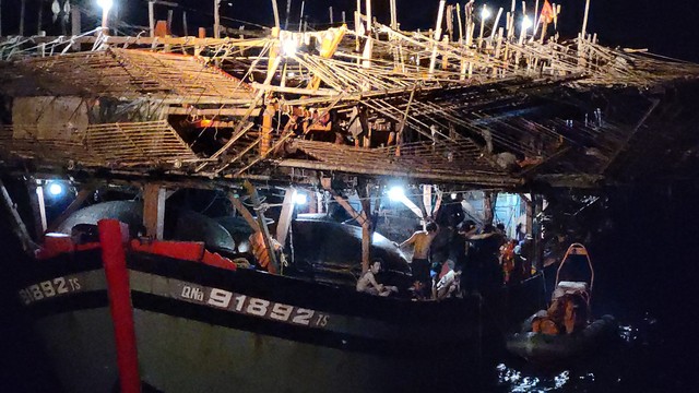 Hiện trường cứu ngư dân bất ngờ đột quỵ trên tàu cá tại khu vực đảo Tri Tôn- Ảnh 2.