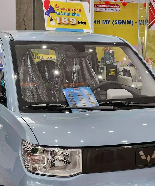 Thông báo giảm giá của đại lý TMT Motors đối với mẫu xe điện Trung Quốc Wuling Hongguang Mini EV.