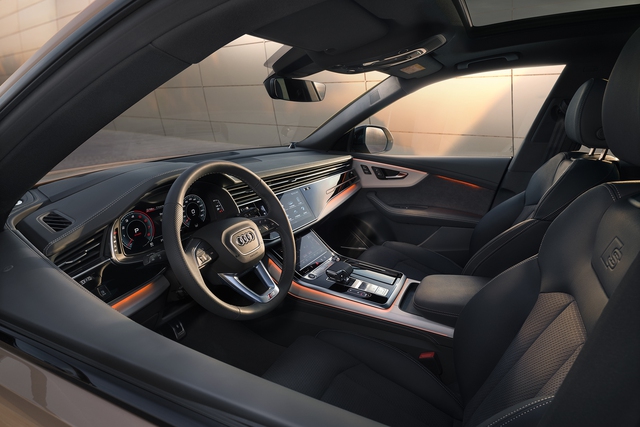 Thiết kế khoang lái của Audi Q8 quattro 2024.
