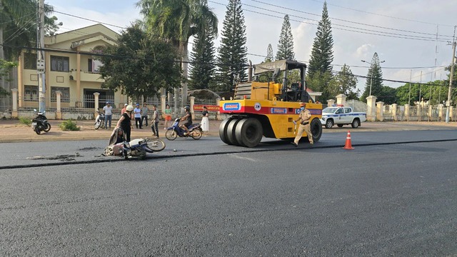 Xe máy va chạm với xe lu đang thi công đường ở Gia Lai, khiến 1 cháu bé tử vong- Ảnh 1.