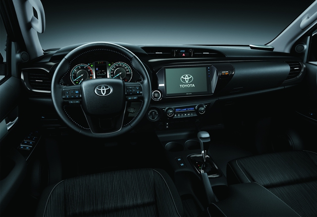 Khoang nội thất của phiên bản cao cấp nhất Toyota Hilux 2.8 4x4 AT Adventure.