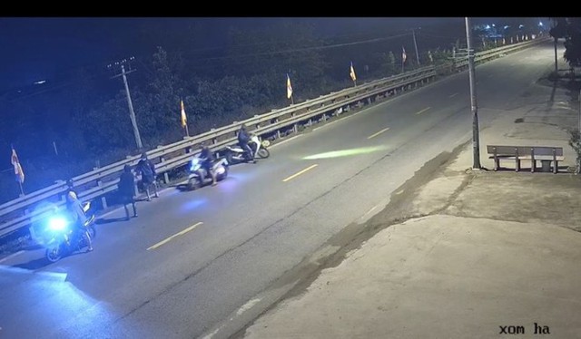 Cảnh sát Hà Nội bắt nhóm đối tượng dùng dao cướp xe máy trên QL1A- Ảnh 2.