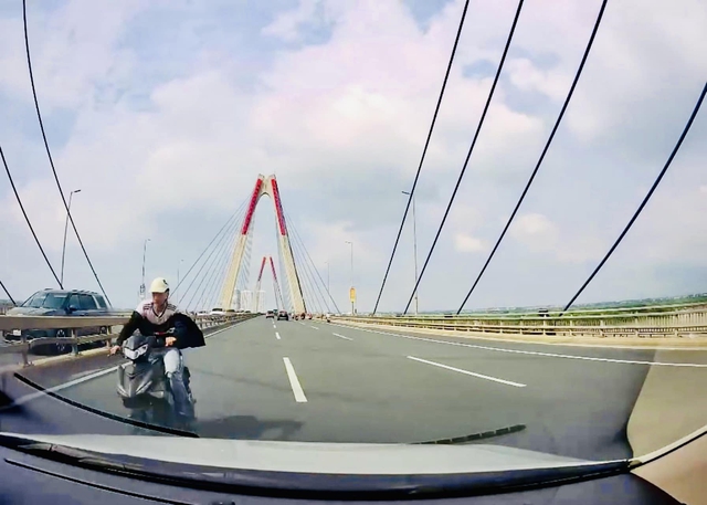 Hà Nội: Khởi tố nam thanh niên đi xe máy ngược chiều gây TNGT trên cầu Nhật Tân- Ảnh 1.