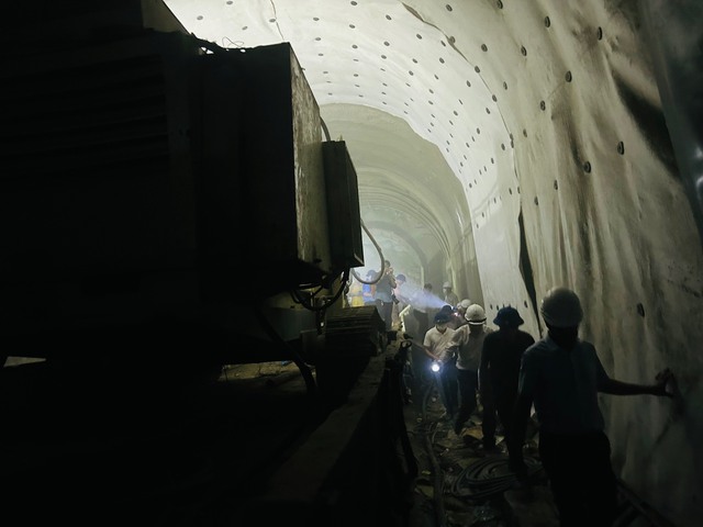 Hơn 8 nghìn lượt khách được chuyển tải khi hầm đường sắt Chí Thạnh gặp sự cố- Ảnh 1.