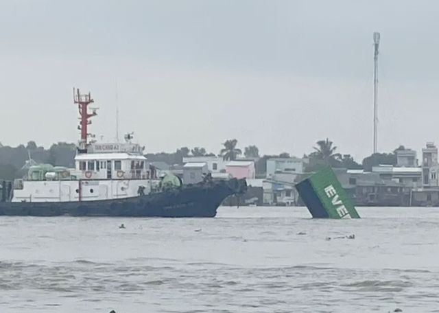 Sà lan va chạm tàu hàng, nhiều thùng container rơi xuống sông Đồng Nai- Ảnh 1.