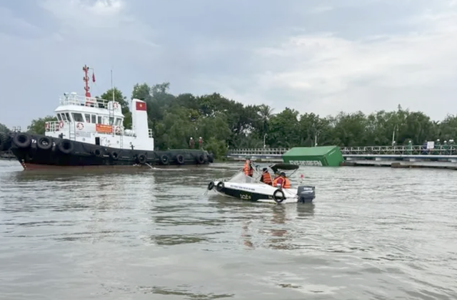 Sà lan va chạm tàu hàng, nhiều thùng container rơi xuống sông Đồng Nai- Ảnh 2.