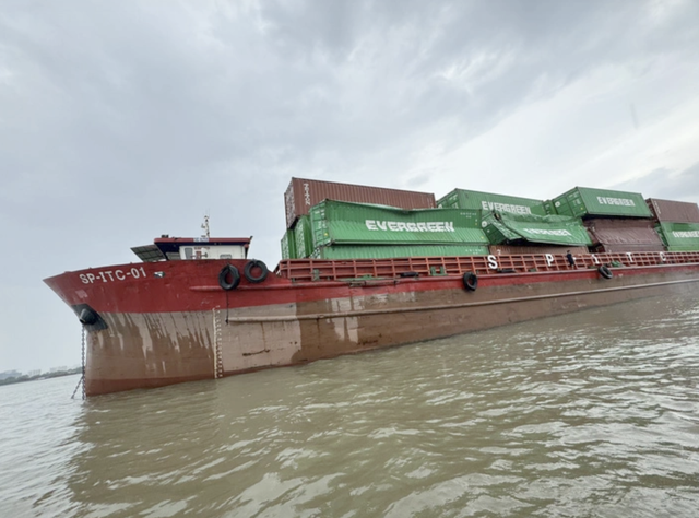 Sà lan va chạm tàu hàng, nhiều thùng container rơi xuống sông Đồng Nai- Ảnh 3.