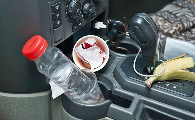 Người dùng ô tô cần kiêng kỵ để một số vật dụng trong xe vào mùa hè nóng nực.