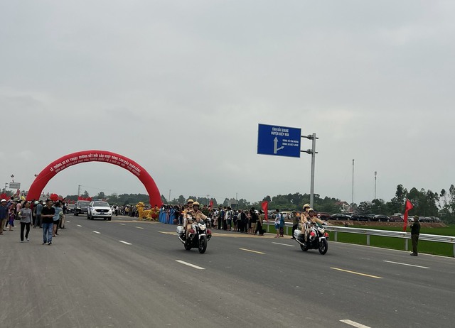 Tai nạn rình rập trên đoạn tuyến nối Hà Nội - Bắc Giang vừa thông xe- Ảnh 1.