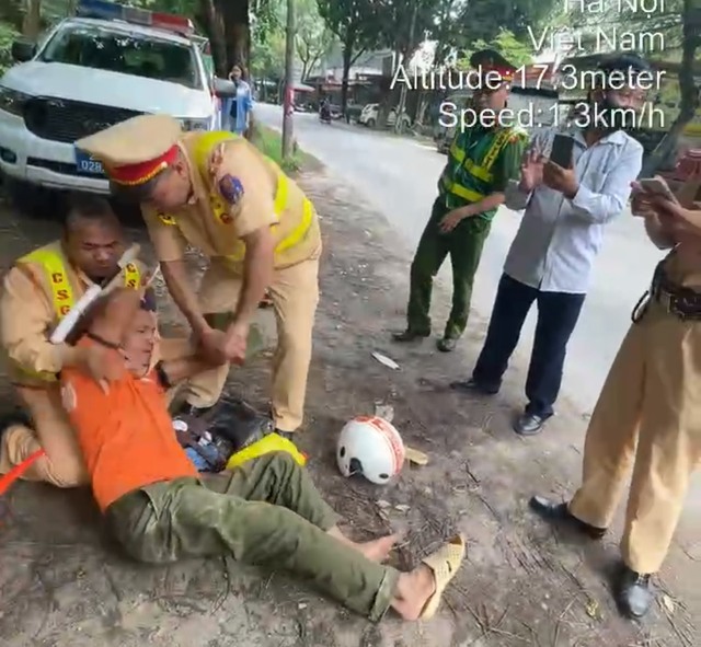 Video: Có nồng độ cồn bị giữ xe, người đàn ông ở Hà Nội lăng mạ rồi tát CSGT- Ảnh 4.