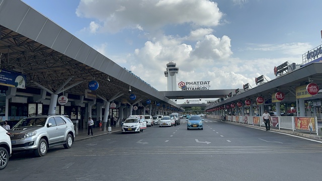 Hành khách qua sân bay Tân Sơn Nhất dịp lễ 30/4 và 1/5 giảm gần 10%- Ảnh 2.