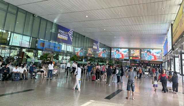 Hành khách qua sân bay Tân Sơn Nhất dịp lễ 30/4 và 1/5 giảm gần 10%- Ảnh 1.
